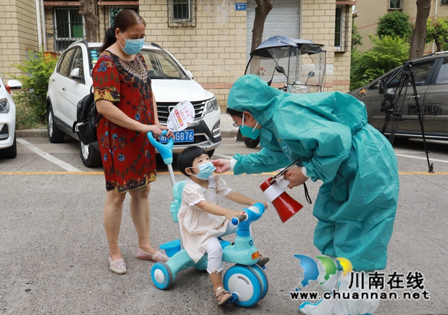 王文莲为小朋友整理口罩.JPG