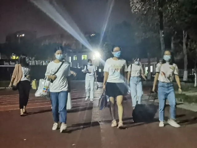 “接电话时还迷迷糊糊,挂了电话我翻身就下床了!”——泸州十八中教师志愿服务纪实(图2) 2.jpg