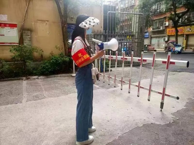 “接电话时还迷迷糊糊,挂了电话我翻身就下床了!”——泸州十八中教师志愿服务纪实(图9) 9.jpg