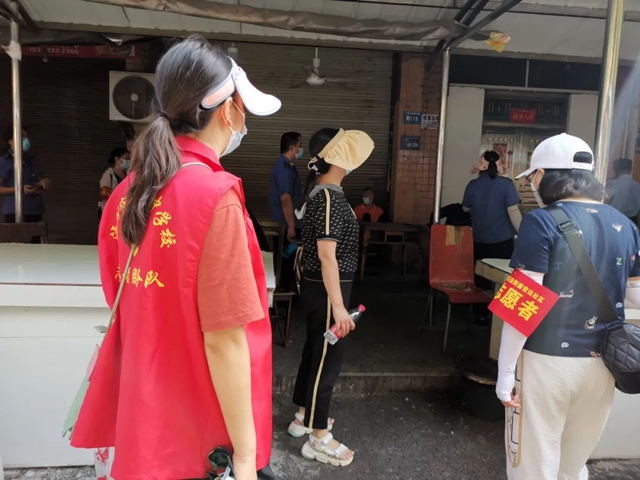 “接电话时还迷迷糊糊,挂了电话我翻身就下床了!”——泸州十八中教师志愿服务纪实(图7) 7.jpg