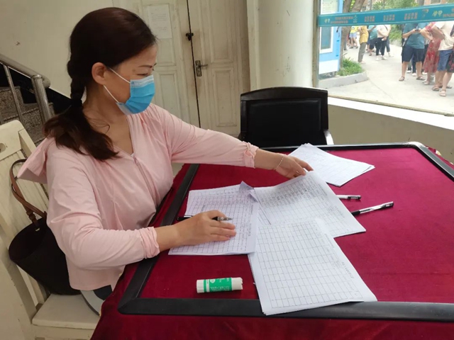 “接电话时还迷迷糊糊,挂了电话我翻身就下床了!”——泸州十八中教师志愿服务纪实(图13) 13.jpg