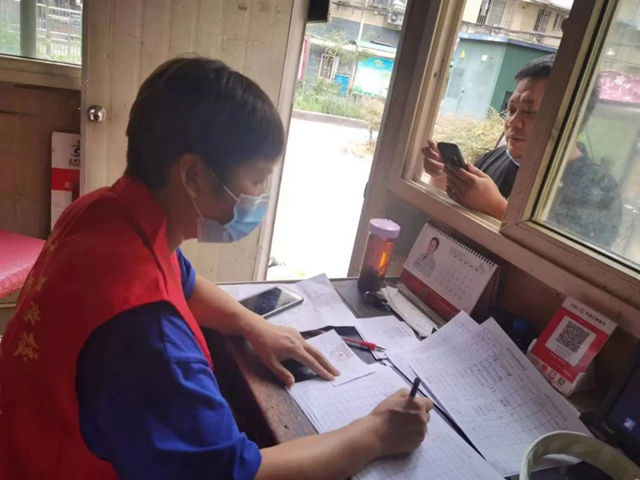 “接电话时还迷迷糊糊,挂了电话我翻身就下床了!”——泸州十八中教师志愿服务纪实(图17) 17.jpg