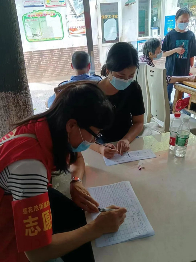 “接电话时还迷迷糊糊,挂了电话我翻身就下床了!”——泸州十八中教师志愿服务纪实(图19) 19.jpg