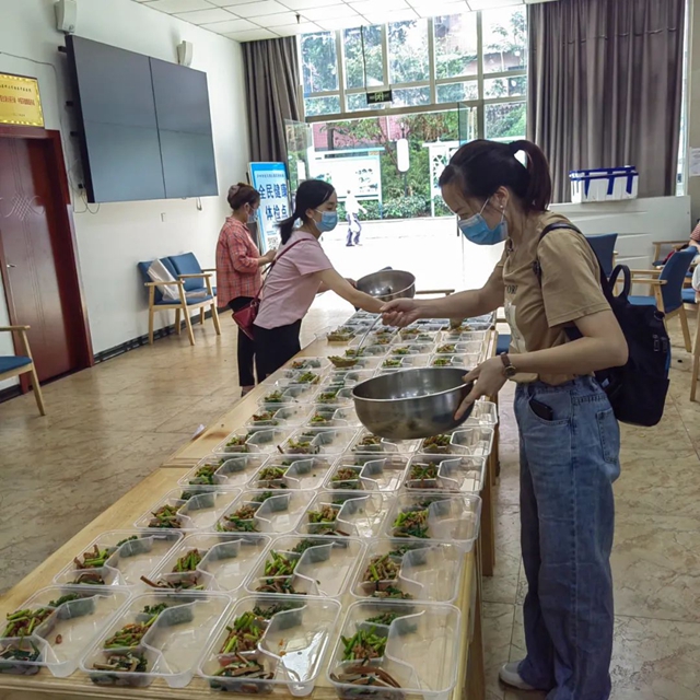 “接电话时还迷迷糊糊,挂了电话我翻身就下床了!”——泸州十八中教师志愿服务纪实(图21) 21.jpg