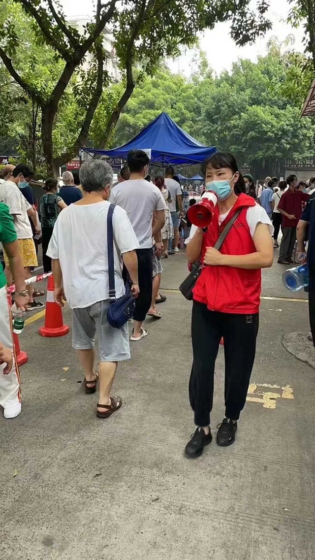 “接电话时还迷迷糊糊,挂了电话我翻身就下床了!”——泸州十八中教师志愿服务纪实(图20) 20.jpg