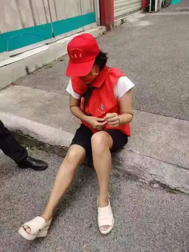 “接电话时还迷迷糊糊,挂了电话我翻身就下床了!”——泸州十八中教师志愿服务纪实(图22) 22.jpg