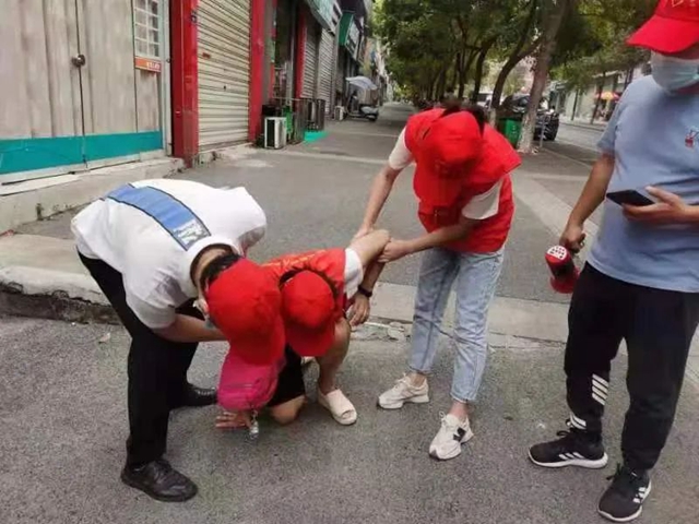 “接电话时还迷迷糊糊,挂了电话我翻身就下床了!”——泸州十八中教师志愿服务纪实(图23) 23.jpg