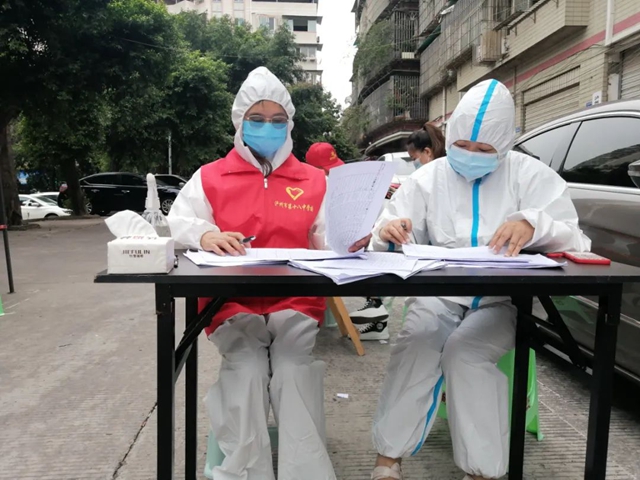 “接电话时还迷迷糊糊,挂了电话我翻身就下床了!”——泸州十八中教师志愿服务纪实(图29) 29.jpg