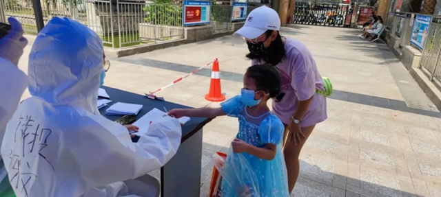 “接电话时还迷迷糊糊,挂了电话我翻身就下床了!”——泸州十八中教师志愿服务纪实(图26) 26.jpg