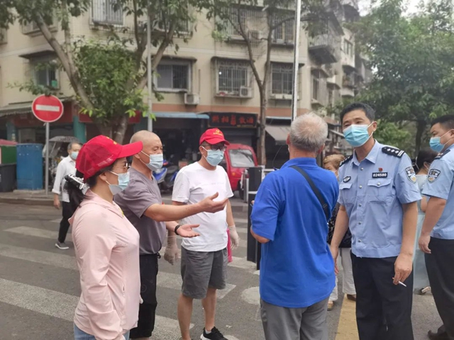 “接电话时还迷迷糊糊,挂了电话我翻身就下床了!”——泸州十八中教师志愿服务纪实(图30) 30.jpg