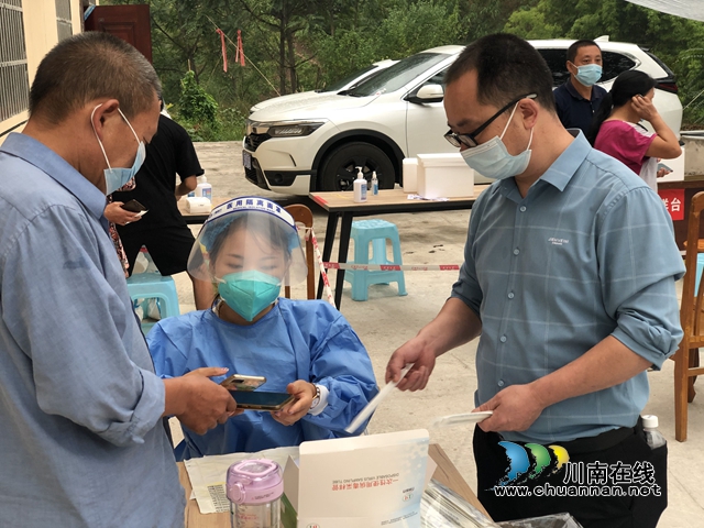 张高嵩帮助核酸登记员发放棉签.jpg