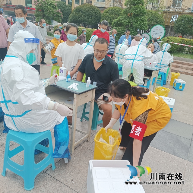 龙城义工参与核酸检测.jpg