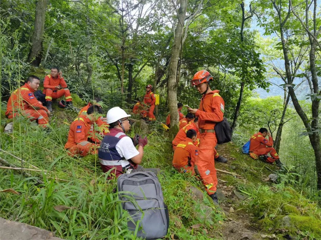星夜驰援震区后,这么多天他们是怎么过的?(图1) 1.jpg
