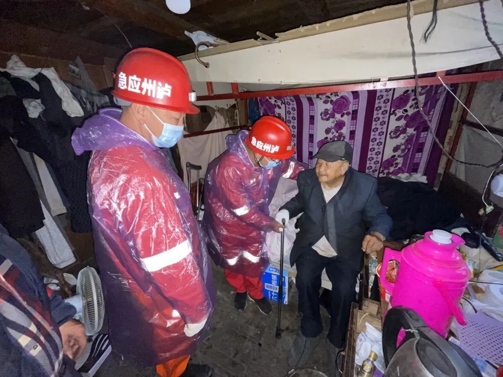 泸定泸州风雨同舟|扎紧帐篷,让灾区群众在临时小家过“中秋”(图1) 1.jpg