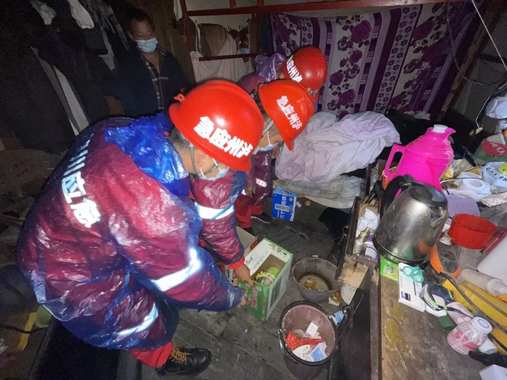 泸定泸州风雨同舟|扎紧帐篷,让灾区群众在临时小家过“中秋”(图2) 2.jpg