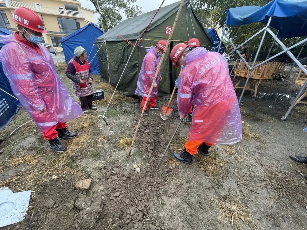 泸定泸州风雨同舟|扎紧帐篷,让灾区群众在临时小家过“中秋”(图3) 3.jpg