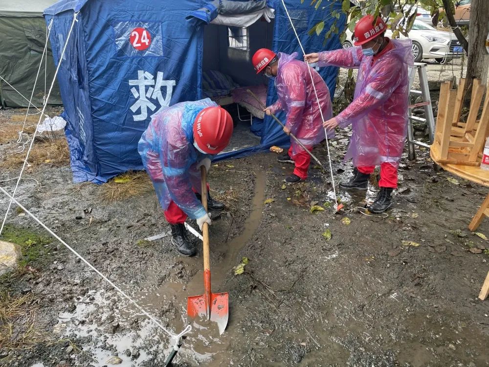 泸定泸州风雨同舟|扎紧帐篷,让灾区群众在临时小家过“中秋”(图4) 4.jpg