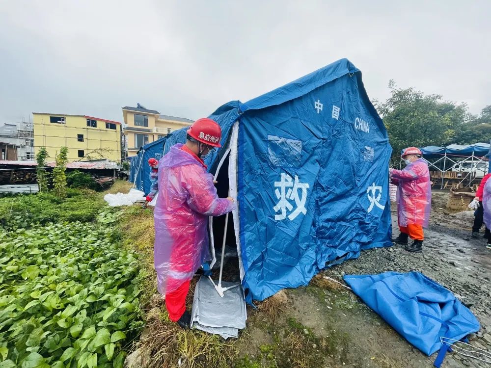 泸定泸州风雨同舟|扎紧帐篷,让灾区群众在临时小家过“中秋”(图5) 5.jpg