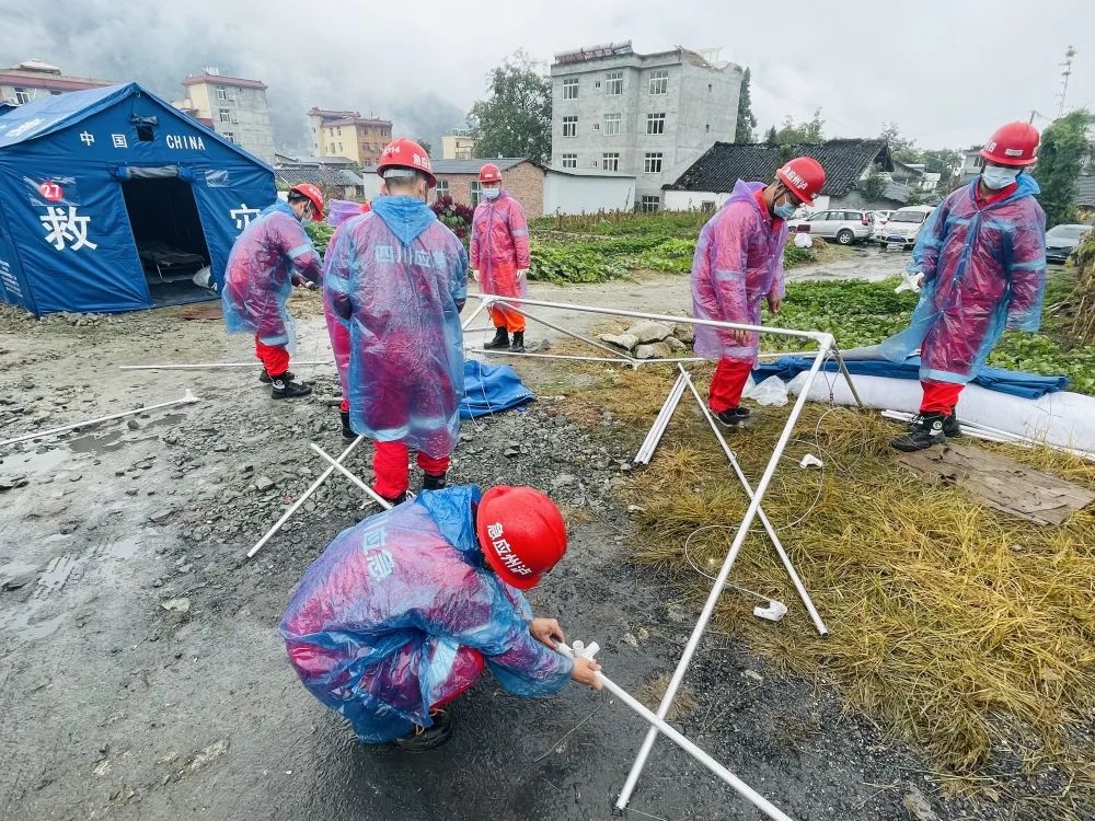 泸定泸州风雨同舟|扎紧帐篷,让灾区群众在临时小家过“中秋”(图7) 7.jpg