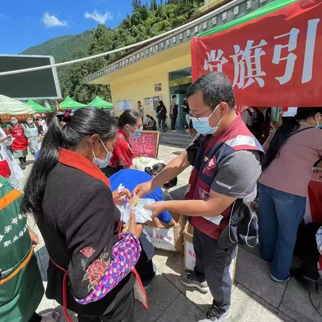 【救灾现场】中药大锅汤,送进石棉县安置点!(图4) 4.jpg