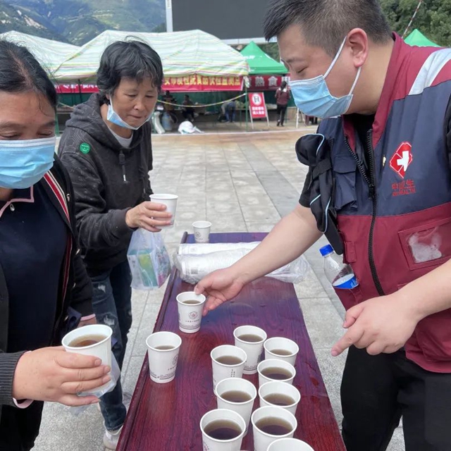 【救灾现场】中药大锅汤,送进石棉县安置点!(图5) 5.jpg