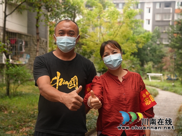泸县山水文苑小区志愿服务”夫妻档“，李锦兰（右）、何世勇（左）.JPG