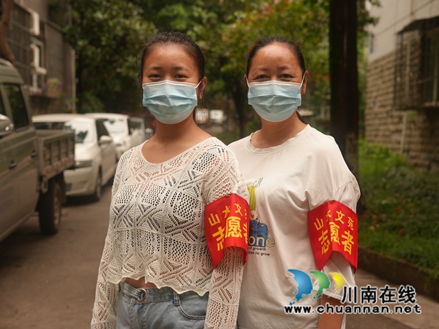 泸县山水文苑小区志愿服务”母女档“，屈彬（右）、周杉杉（左）.JPG