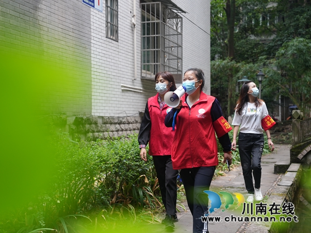泸县山水文苑小区志愿服务队志愿者用大喇叭宣传防疫知识.JPG