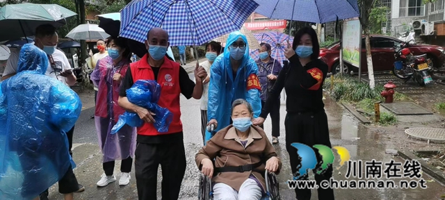 泸县山水文苑小区志愿者为行动不便人员提供帮助.jpg