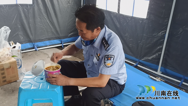 民警熊怀恩在吃方便面（寿面）（熊振岳摄）.bmp