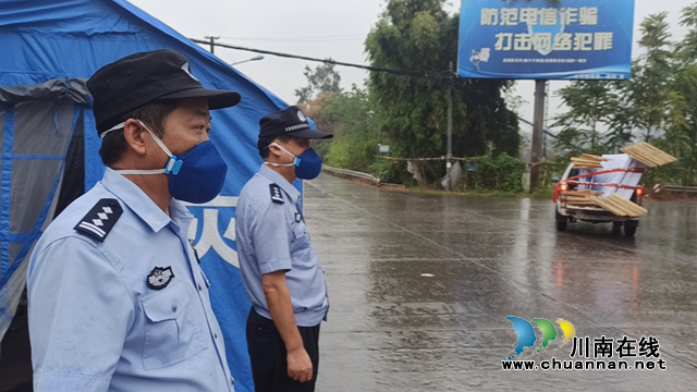 民警熊怀恩在卡点值勤（熊振岳摄）.bmp
