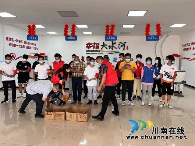 爱满龙城  泸县直属商会为抗疫一线工作者赠送中秋慰问品2.jpg