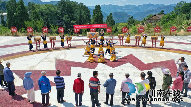 古蔺:黄金八月喜丰收,苗家民俗话中秋(图2) 跳起木鼓舞过中秋.jpg