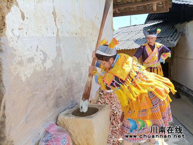 古蔺:黄金八月喜丰收,苗家民俗话中秋(图6) 糍粑制作2.jpg