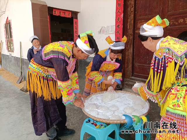 古蔺:黄金八月喜丰收,苗家民俗话中秋(图5) 糍粑制作1.jpg