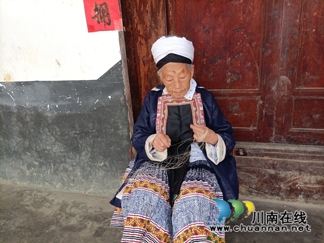 古蔺:黄金八月喜丰收,苗家民俗话中秋(图10) 老婆婆整理麻线.jpg
