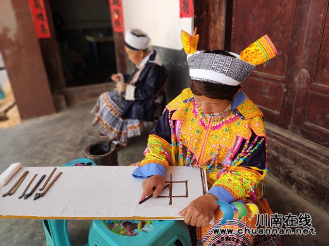 古蔺:黄金八月喜丰收,苗家民俗话中秋(图12) 苗族同胞蜡染.jpg