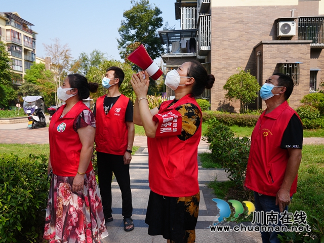 泸县党员志愿服务队在小区宣传引导。.JPG