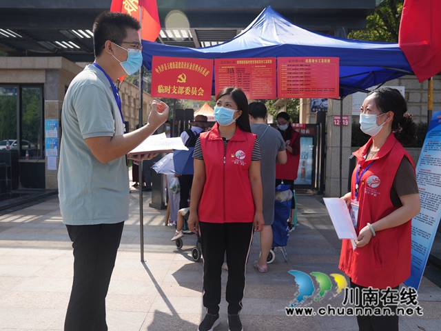 泸县县委组织部在小区点位了解临时党支部相关情况.JPG
