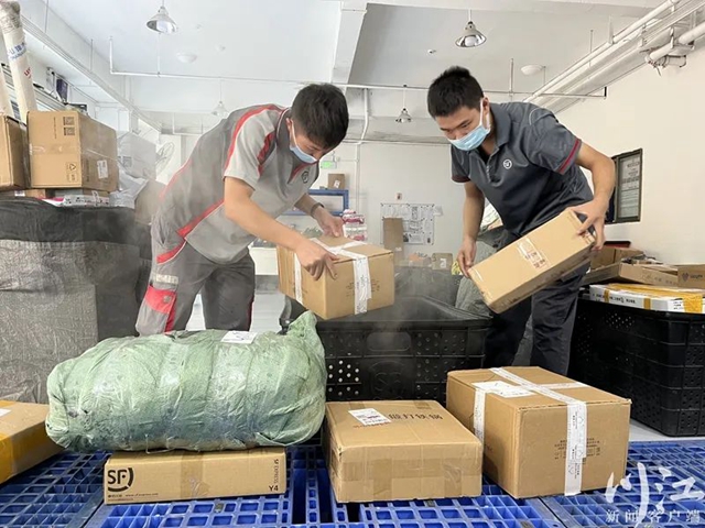 顺丰日均收派2万余件｜请耐心等待包裹，泸州快递小哥正在派送