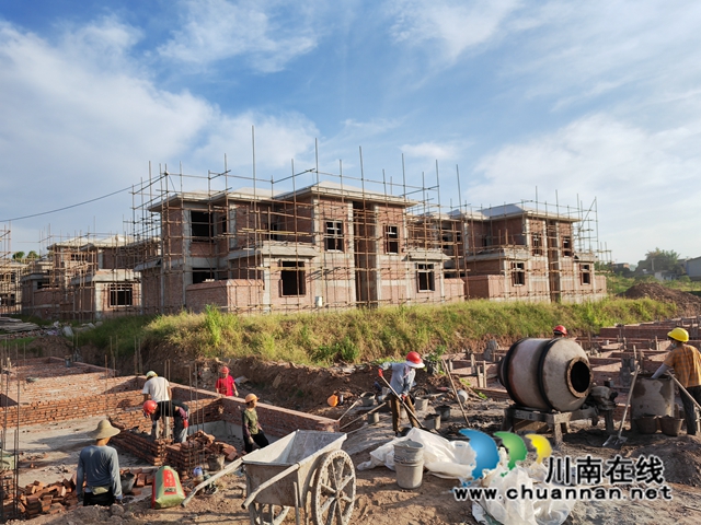 泸县:弘扬救灾精神,重建美好家园(图2) 得胜镇上顶山村建设现场(曾佐然摄).jpg