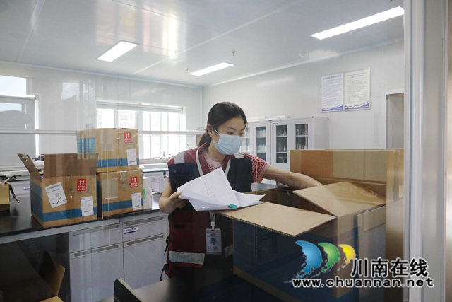 王顺民正在清点物资.JPG