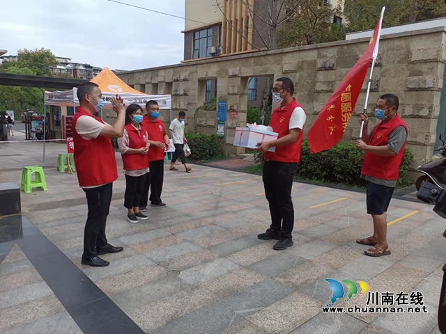 退役不褪色!泸县700名退役老兵“疫线”守护万家灯火(图2) 泸县退役军人事务局赠送生日蛋糕(陈俐瑾摄).jpg