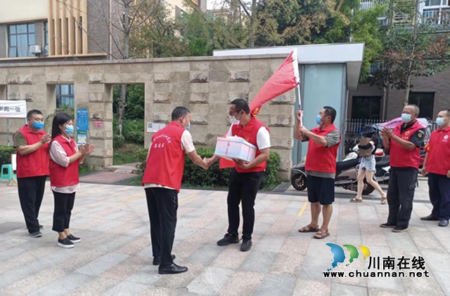 退役不褪色!泸县700名退役老兵“疫线”守护万家灯火(图3) 泸县退役军人事务局赠送生日蛋糕1(陈俐瑾摄).jpg