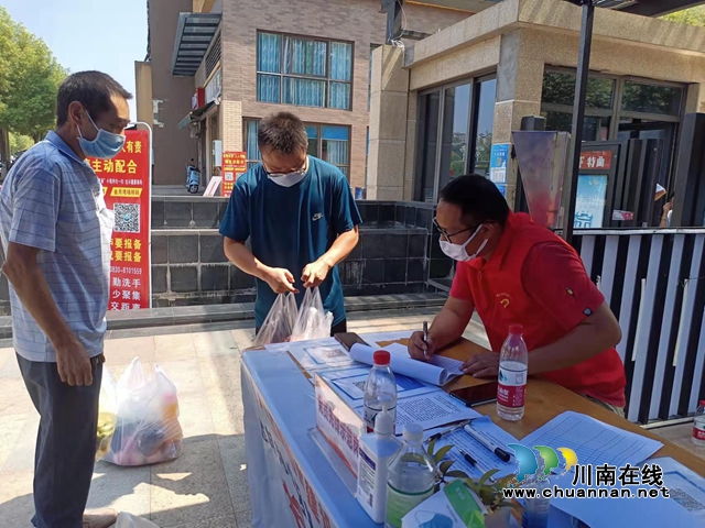 退役不褪色!泸县700名退役老兵“疫线”守护万家灯火(图4) 退役老兵邱敏在做志愿服务(陈俐瑾摄).jpg