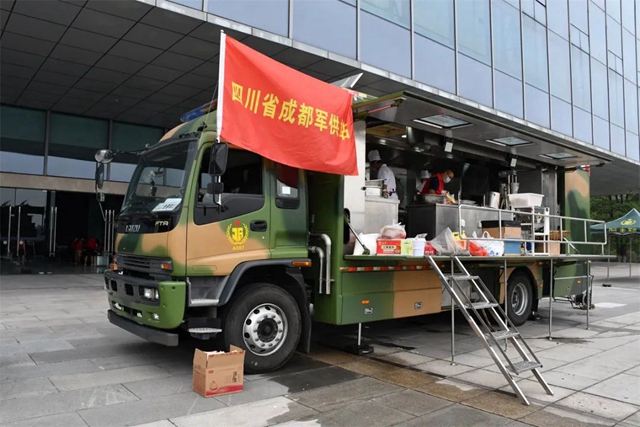 军用野战炊事车进内江,为战疫一线人员供"粮草"