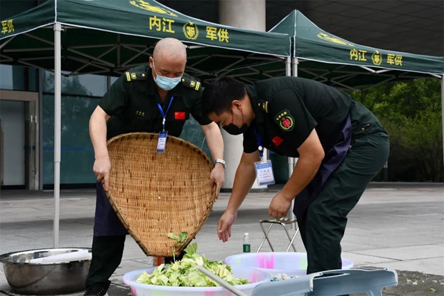 驰援!军用野战炊事车进内江,为战疫一线人员供“粮草”(图3) 3.jpg