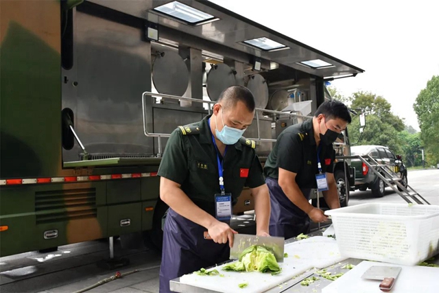 驰援!军用野战炊事车进内江,为战疫一线人员供“粮草”(图2) 2.jpg