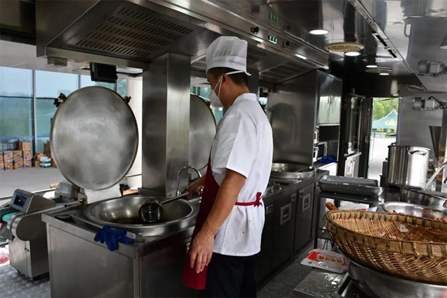 驰援!军用野战炊事车进内江,为战疫一线人员供“粮草”(图4) 4.jpg