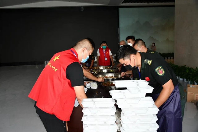 驰援!军用野战炊事车进内江,为战疫一线人员供“粮草”(图6) 6.jpg